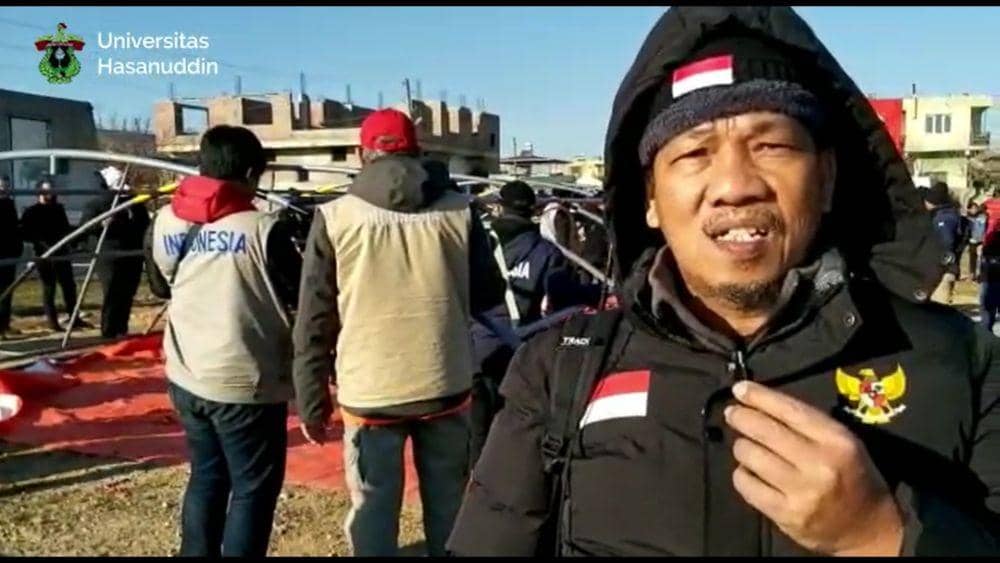 Salah satu anggota tim medis Universitas Hasanuddin, dr. Hisbullah, saat tiba di Provinsi Hatay di Turki, Selasa 14 Februari 2023. (Dok. Direktorat Komunikasi Universitas Hasanuddin)
