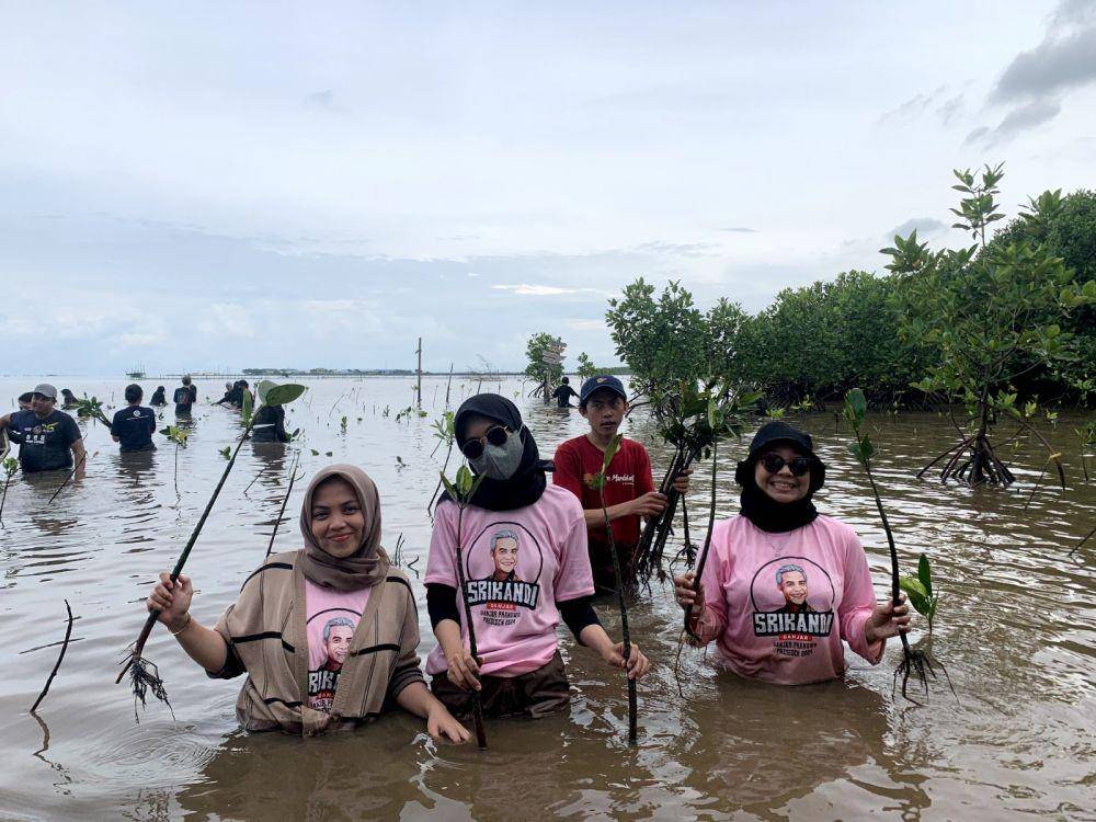 Penanaman pohon di kawasan wisata mangrove Lantebung, Makassar. (Dok. Istimewa)