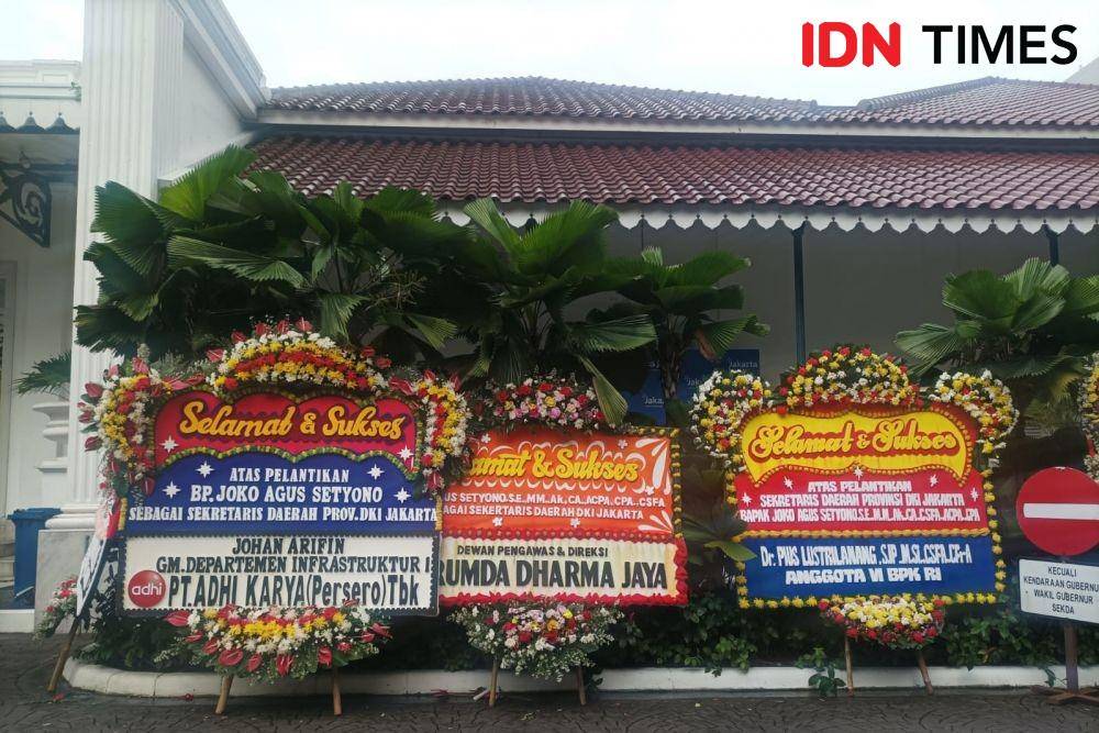 Karangan bunga untuk Sekda terpilih menghiasi Balai Kota DKI Jakarta, Rabu (15/2/2023). (IDN Times/Dini Suciatiningrum)