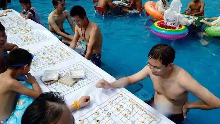 momen lucu orang saat di kolam renang (facebook.com/trending.world.wide.official)
