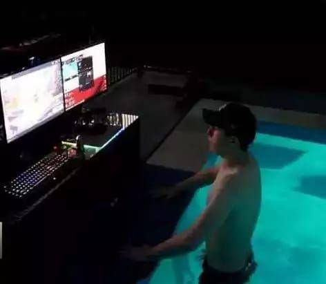 momen lucu orang saat di kolam renang (facebook.com/BLACKHOODTACTICAL)
