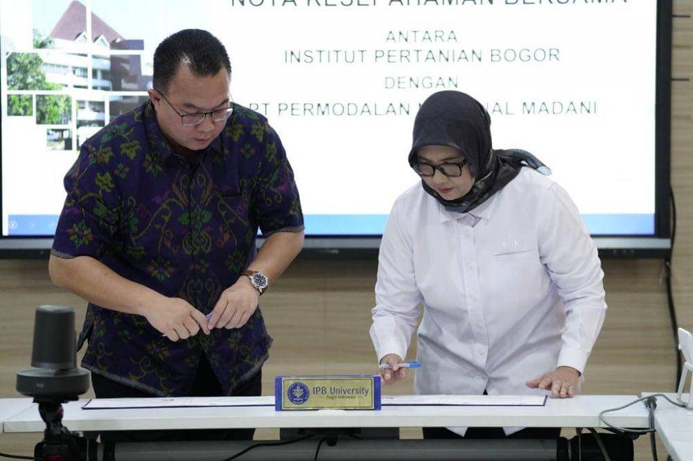 Penandatanganan MoU kerja sama antara PT Permodalan Nasional Madani (PNM) menggandeng Institut Pertanian Bogor (IPB), Senin, (13/2/2023), di Kampus IPB Dramaga Bogor. (Dok. PNM)