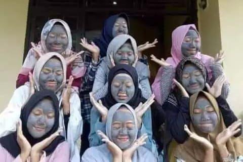 10 Potret Lucu Cewek saat Foto Bareng Ini Posenya Bikin Cekikikan