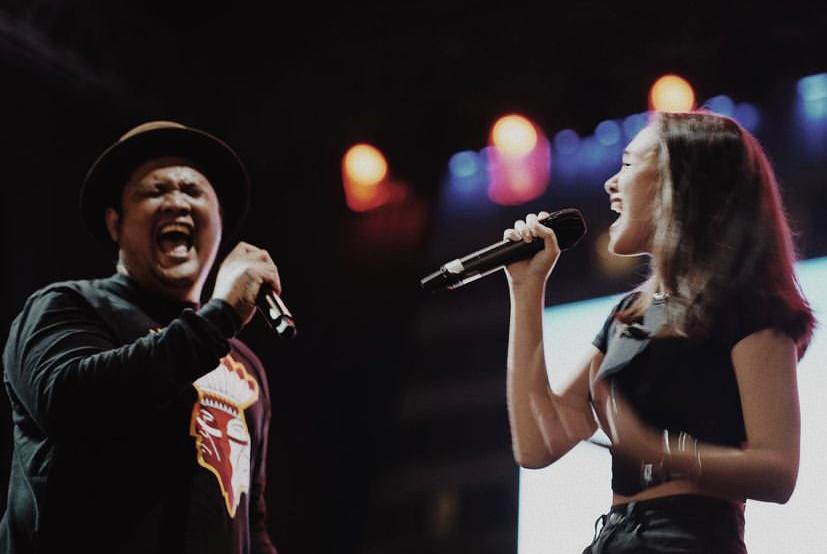 10 Momen Caitlin Halderman Nyanyi di Atas Panggung, Perdana Off Air!