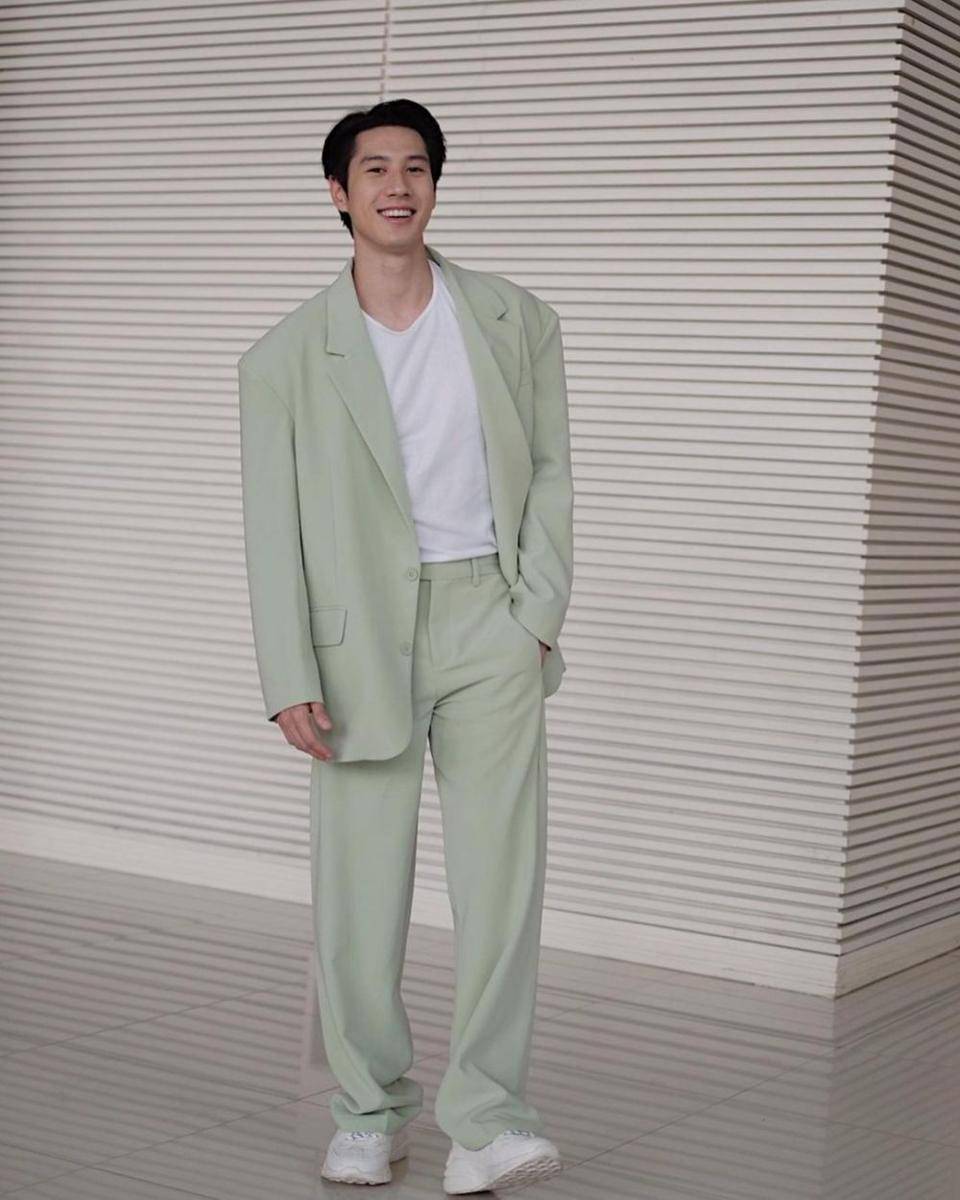 mix and match jas dan kaus ala Bright Rapheephong (instagram.com/brightrpp)