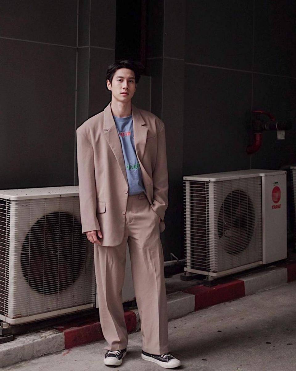 mix and match jas dan kaus ala Bright Rapheephong (instagram.com/brightrpp)