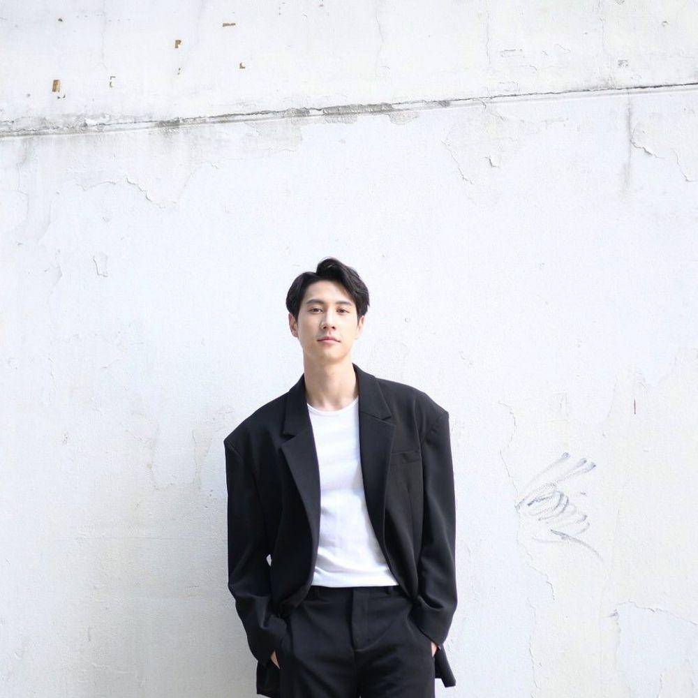 mix and match jas dan kaus ala Bright Rapheephong (instagram.com/brightrpp)