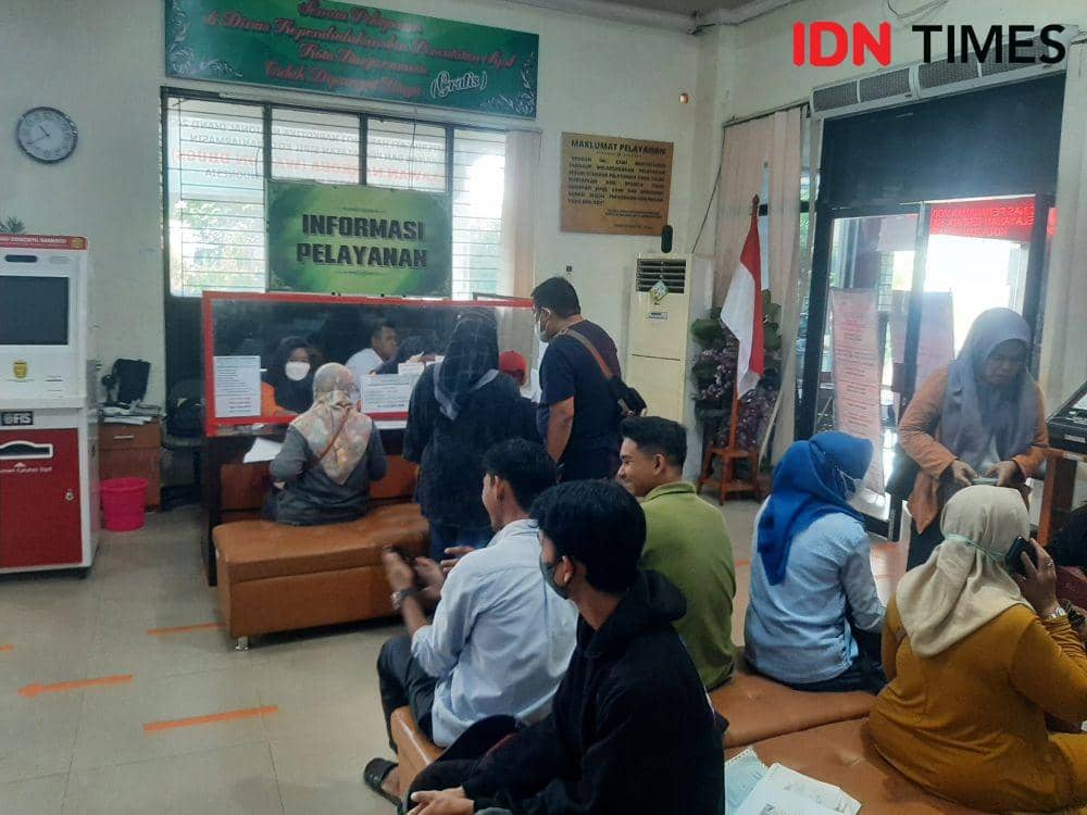 Suasana layanan di Disdukcapil Kota Banjarmasin.