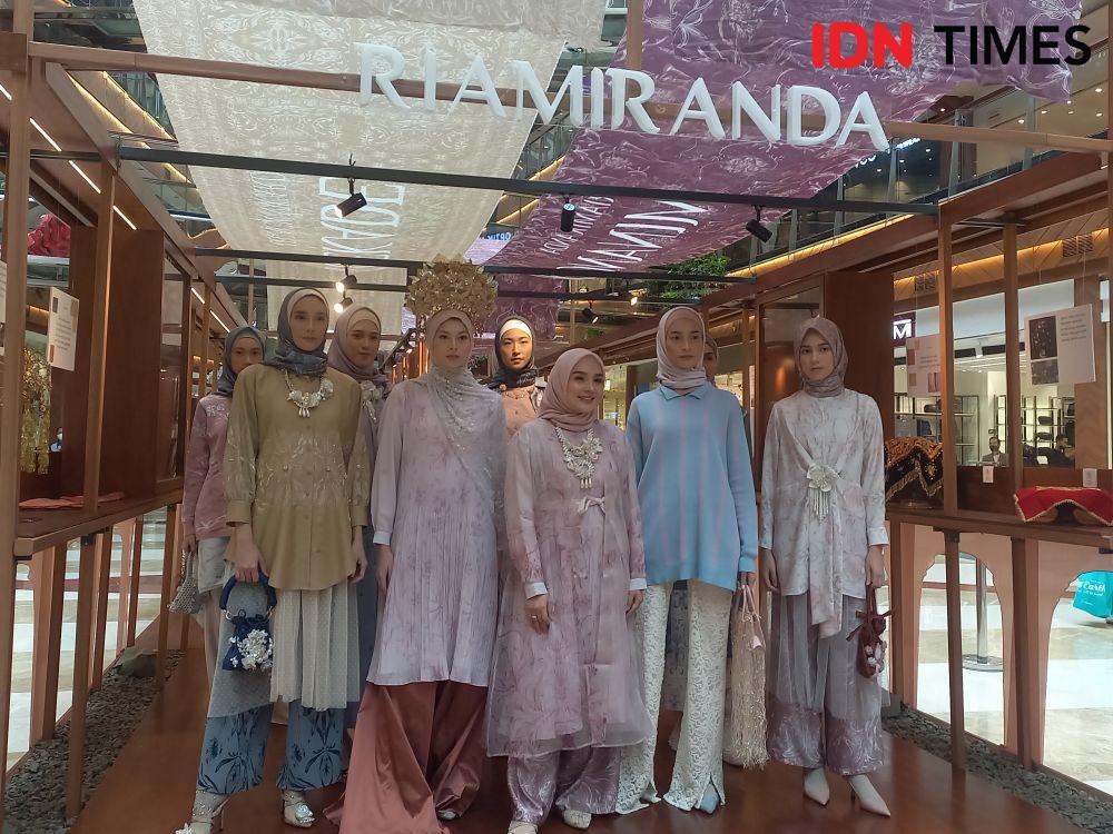 9 Koleksi Outfit Hijab ala RiaMiranda, Trendi dengan Sentuhan Minang!