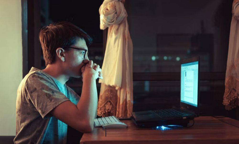 ilustrasi pria yang sedang fokus dengan pekerjaannya (unsplash.com/Nicolás Flor)