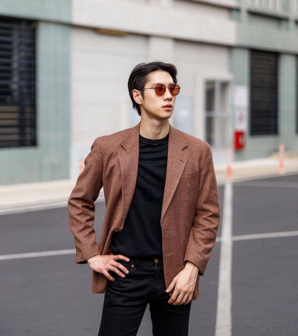 mix and match jas dan kaus ala Bright Rapheephong (instagram.com/brightrpp)