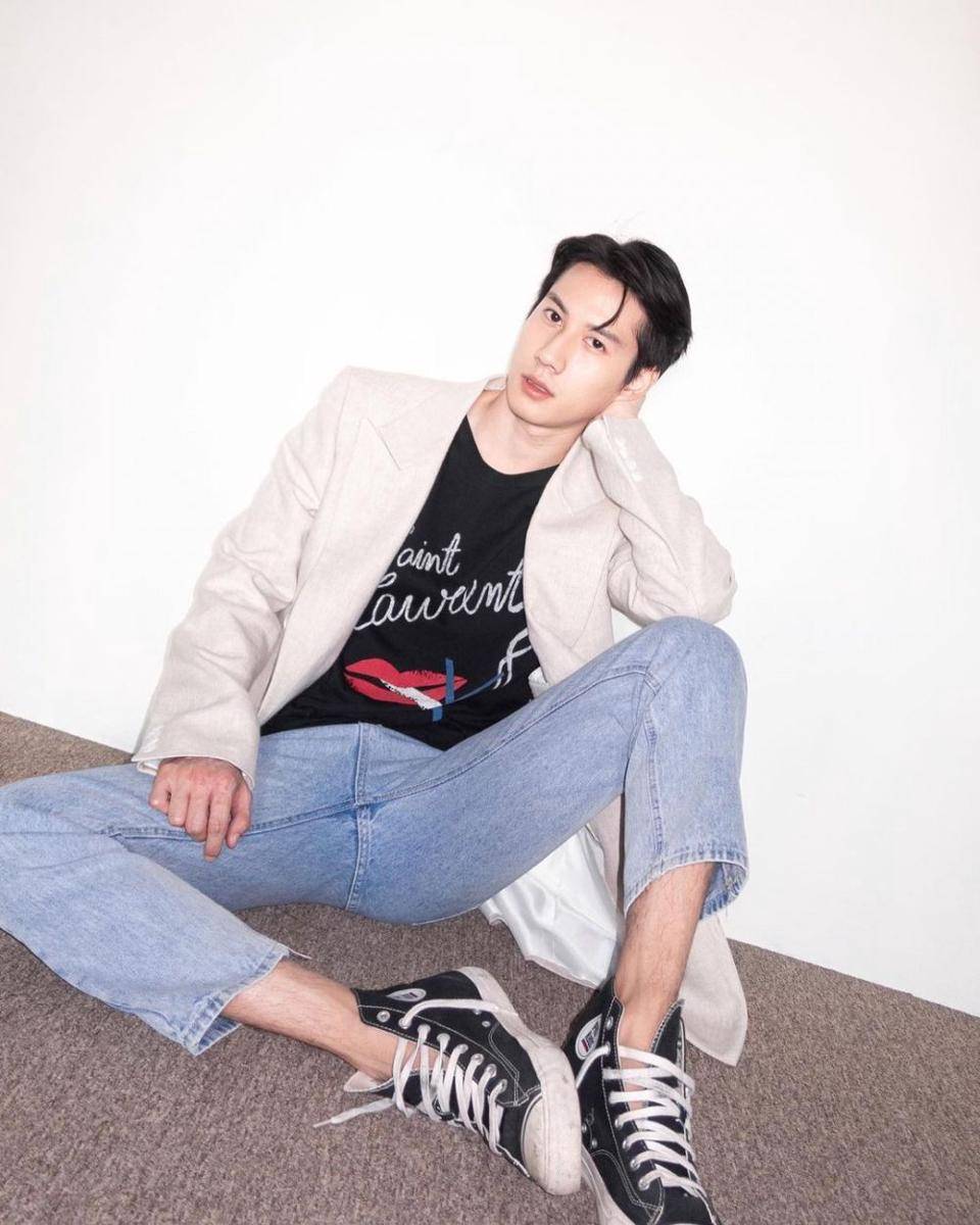 mix and match jas dan kaus ala Bright Rapheephong (instagram.com/brightrpp)