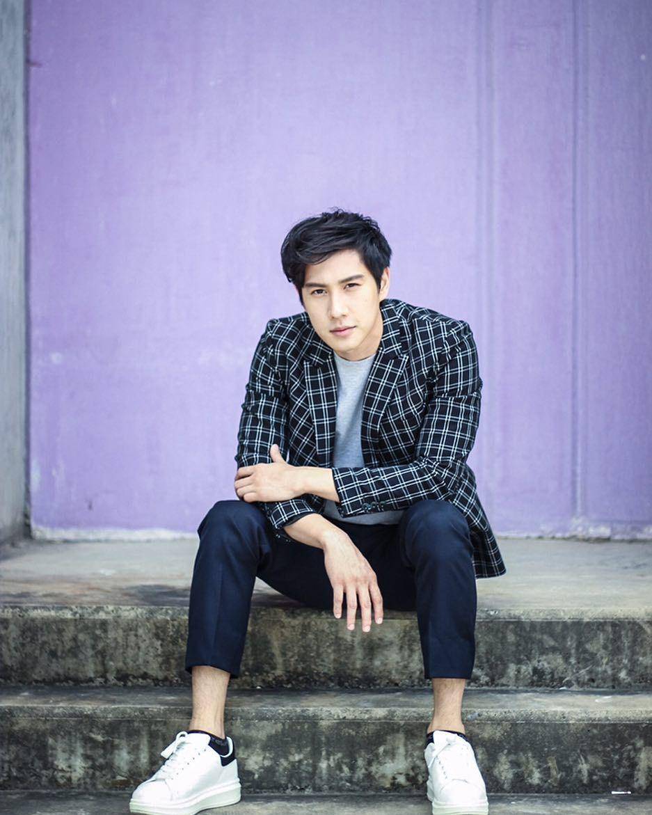 mix and match jas dan kaus ala Bright Rapheephong (instagram.com/brightrpp)
