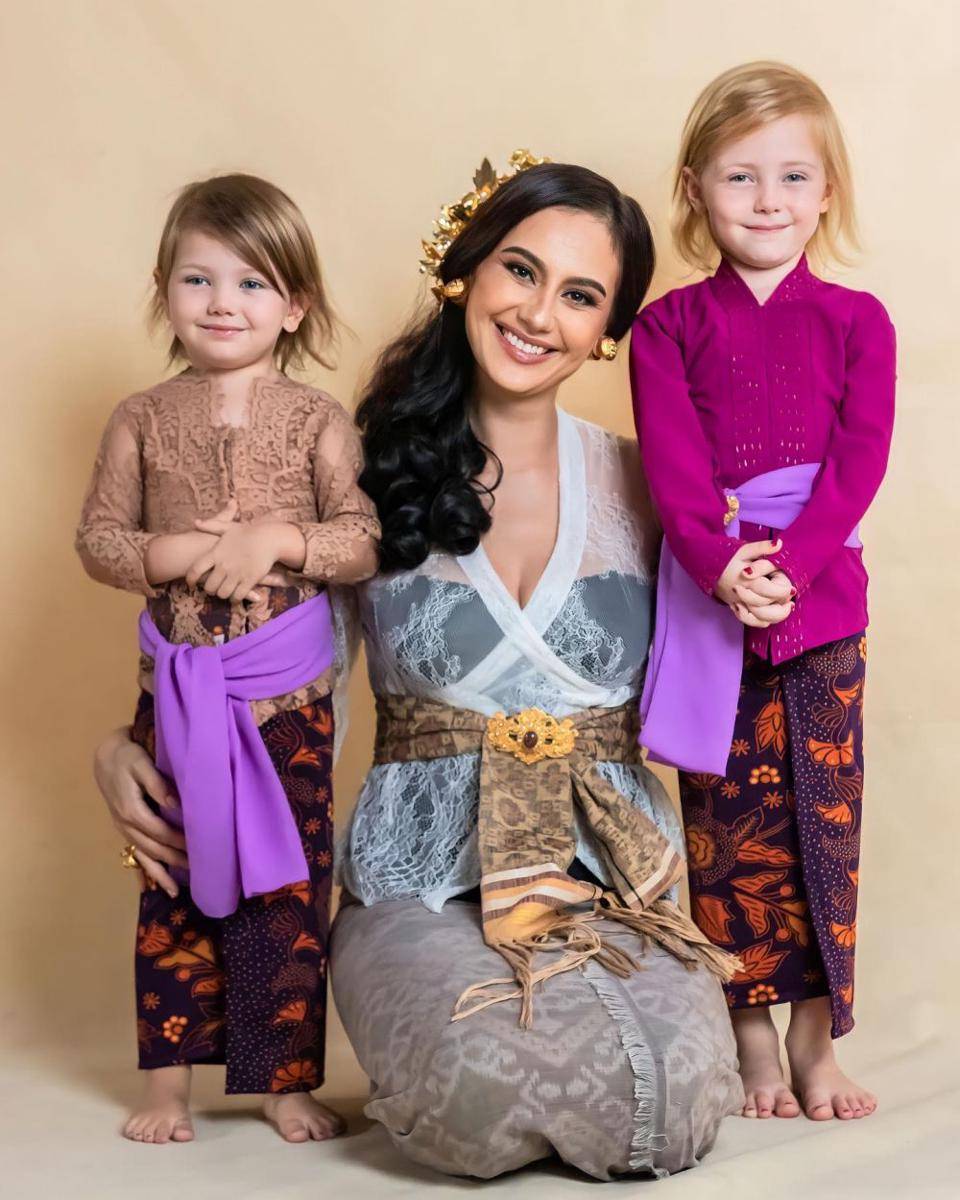 potret Marissa Nasution dan kedua anak bulenya pakai baju adat Bali (instagram.com/marissaln)