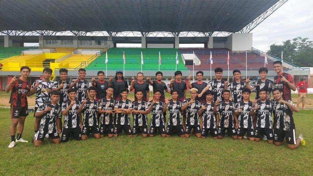Para pemain, pelatih dan ofisial Persim Maros saat berpose jelang jalani laga babak 8 besar Liga 3 Sulsel 2022-23 di Stadion La Patau Watampone, Kabupaten Bone, 10 Februari 2023. (Dok. Istimewa)