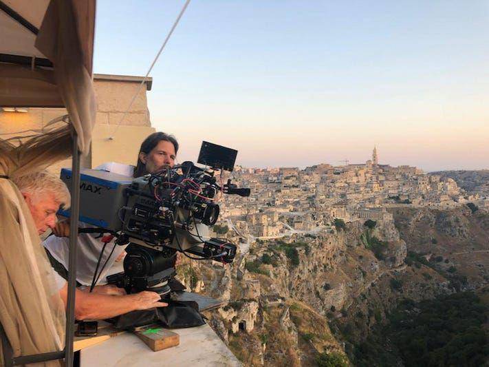 director of photography Linus Sandgren di set film No Time to Die (forbes.com)