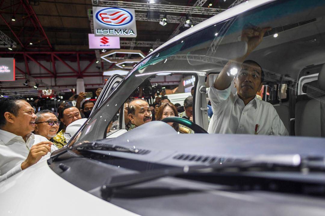 Jokowi kunjungi stand Esemka di IIMS 2023.