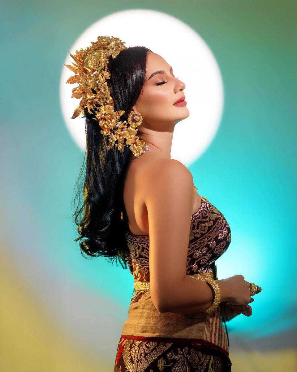 potret Marissa Nasution dan kedua anak bulenya pakai baju adat Bali (instagram.com/marissaln)