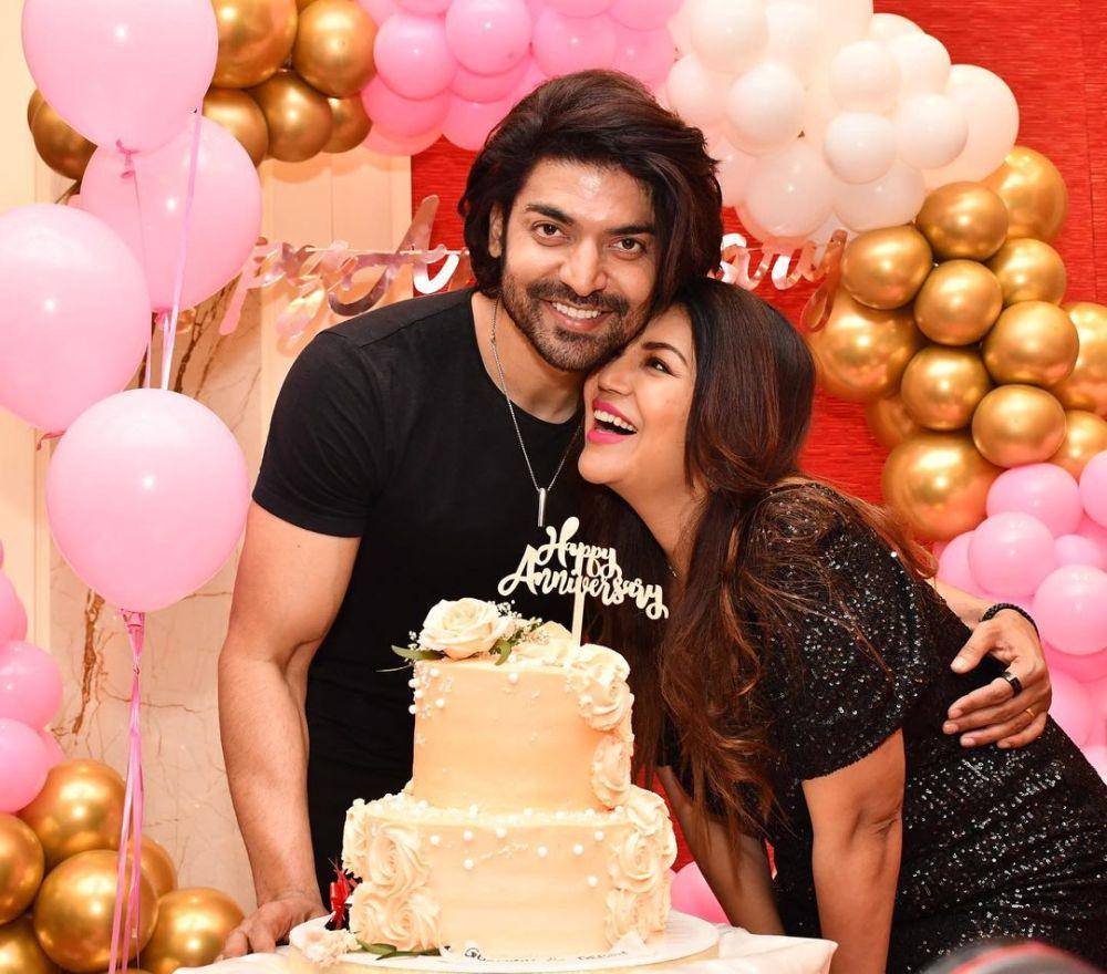 Debina Bonnerjee dan suami (instagram.com/debinabon)