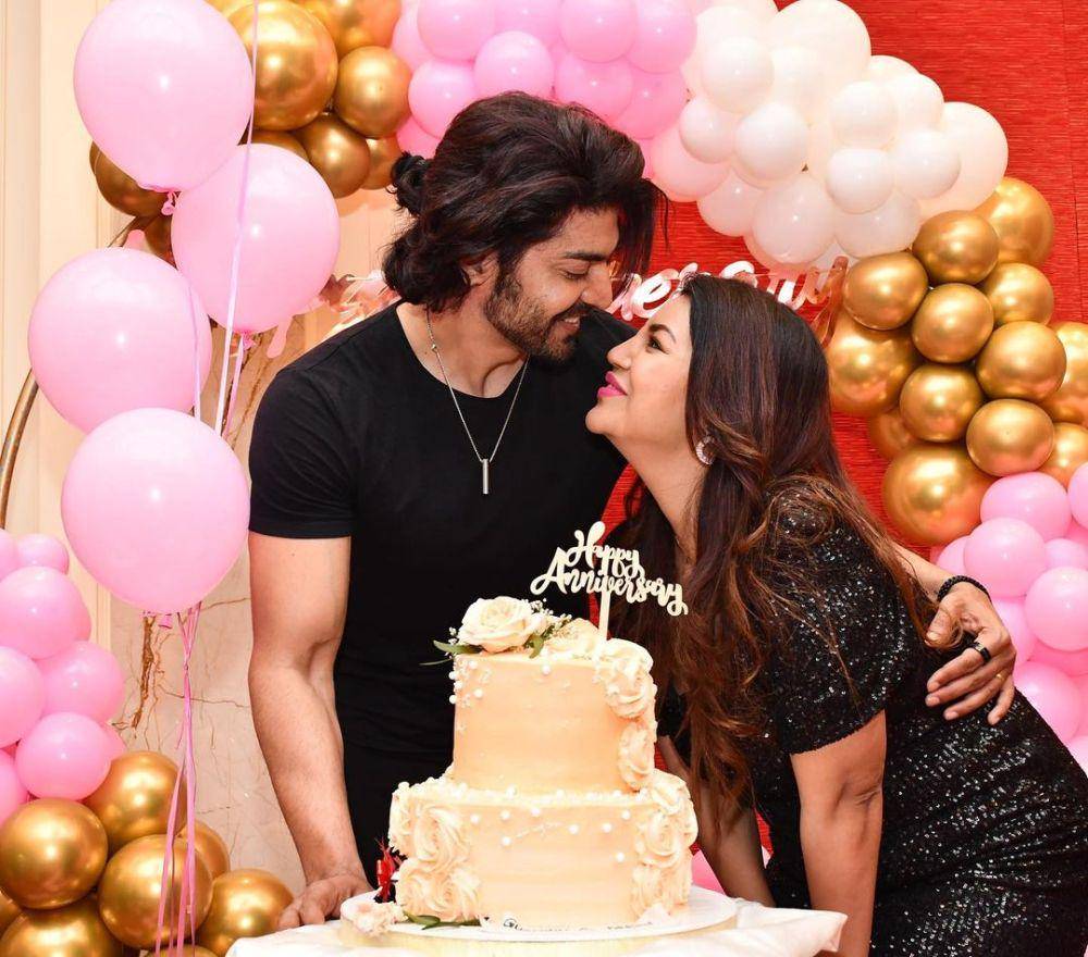 Debina Bonnerjee dan suami (instagram.com/debinabon)
