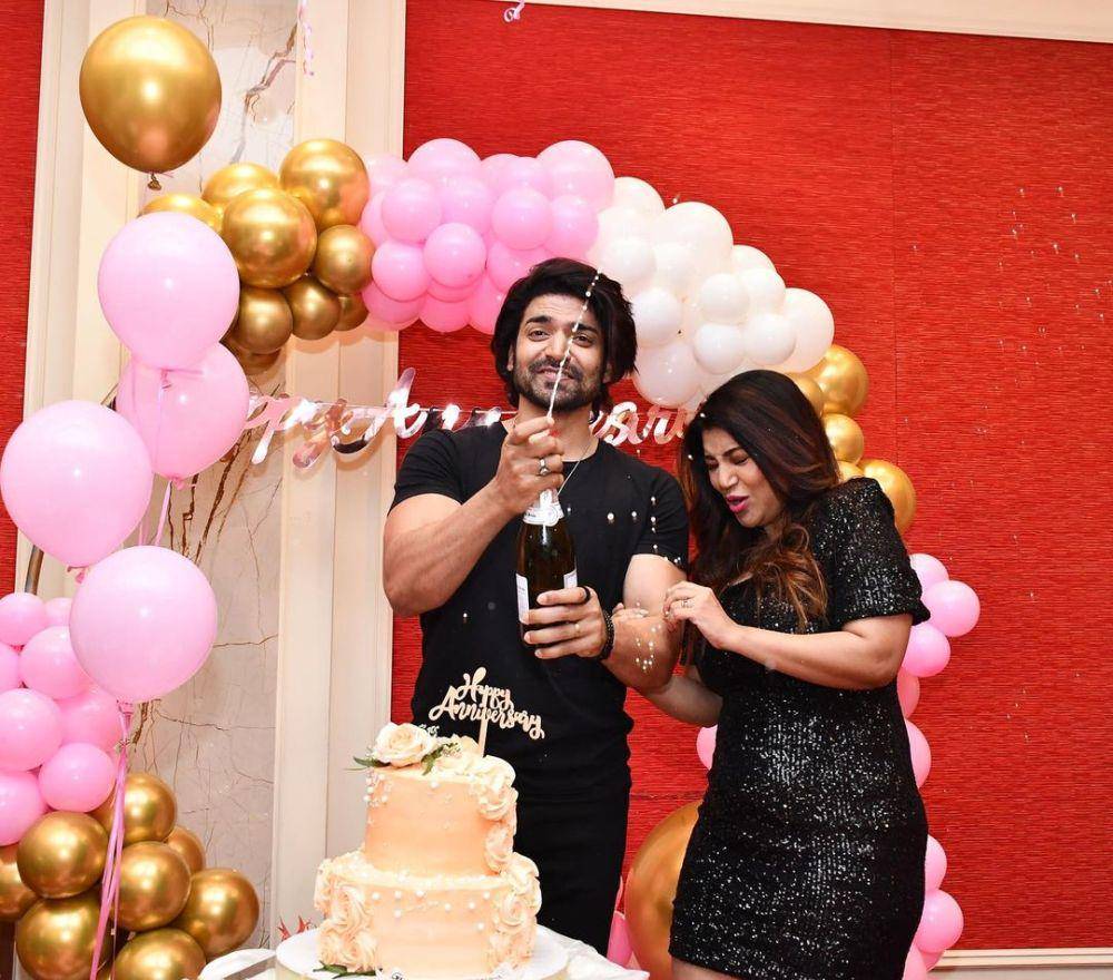 Debina Bonnerjee dan suami (instagram.com/debinabon)
