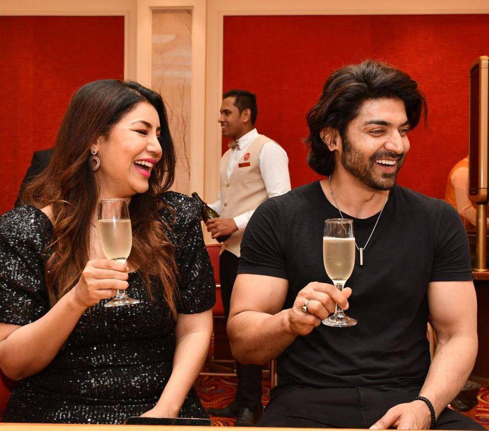 Debina Bonnerjee dan suami (instagram.com/debinabon)