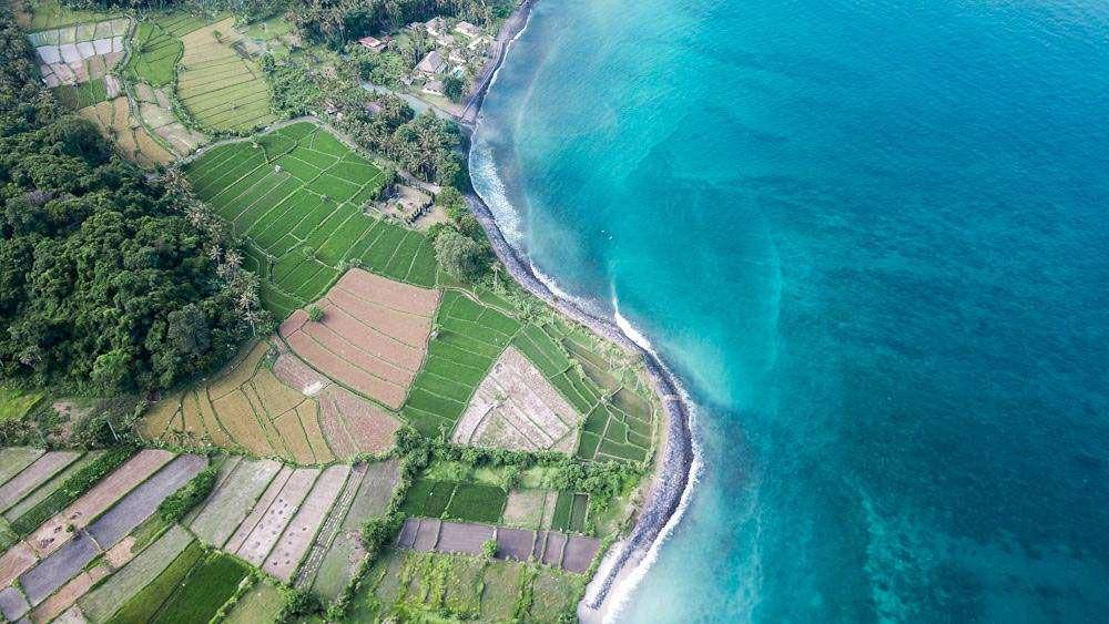 pemandangan pantai di Desa Jasri (desawisatajasri.com)