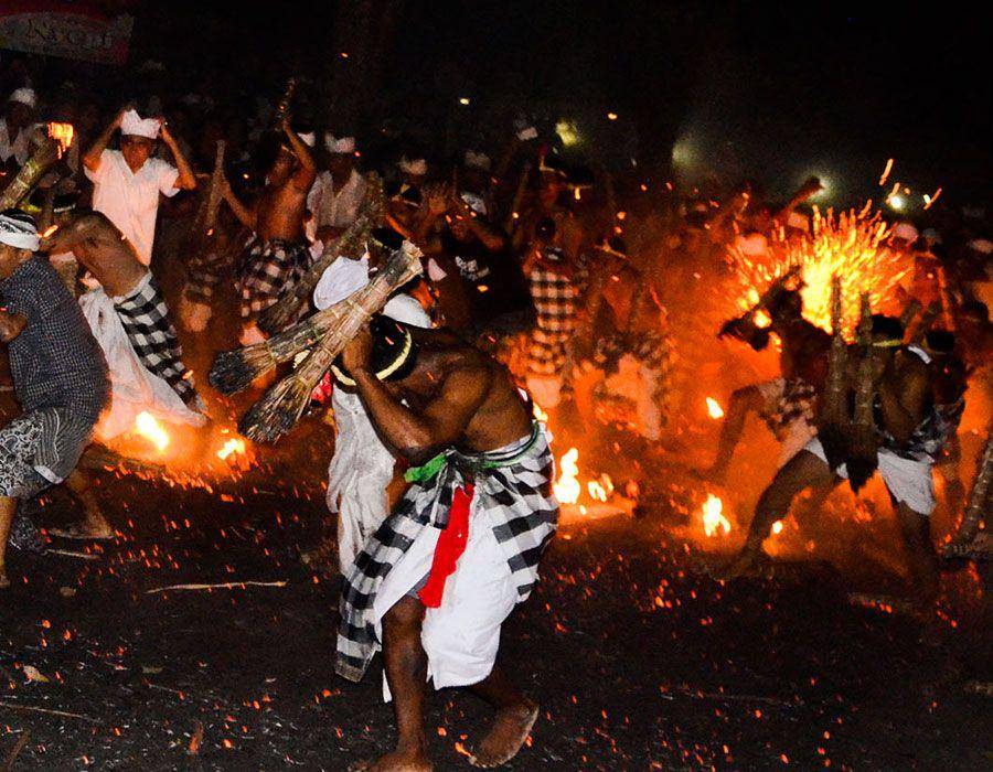 tradisi ter-teran atau perang api di Desa Wisata Jasri (desawisatajasri.com)