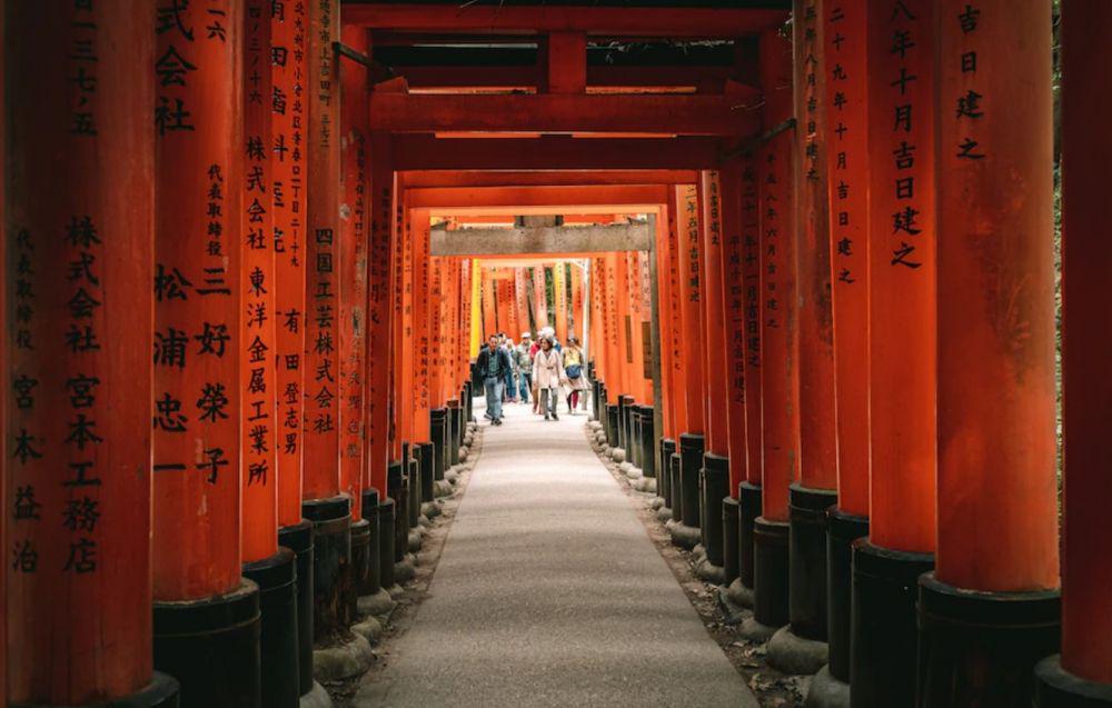 5 Fakta Fushimi Inari Taisha, Jajaran Gerbang Oranye Estetik di Kyoto