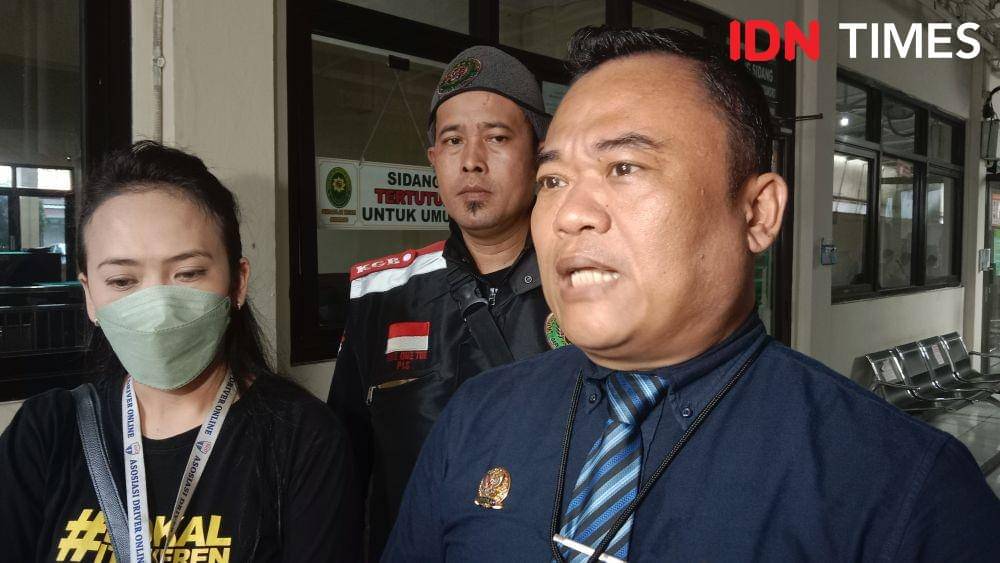 Kuasa hukum ojol, Sugiyono dan Ketua Asosiasi ojol Semarang, Juminten saat dimintai keterangan media. (IDN Times/Fariz Fardianto)