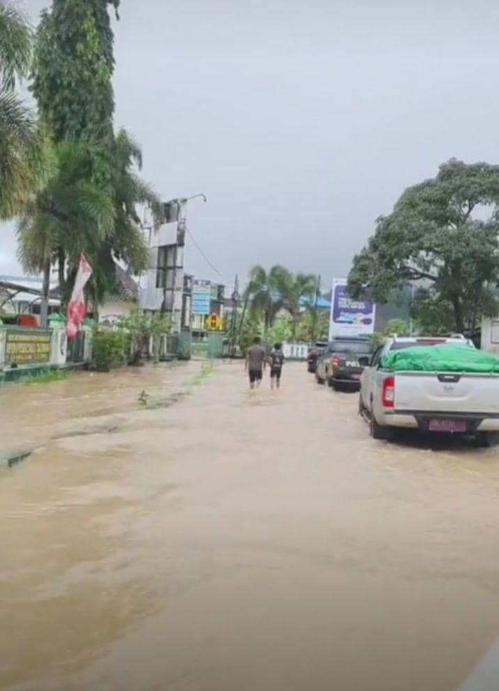 Banjir bandang yang menerjang Kabupaten Sumbawa Barat, Selasa (14/2/2023). (dok. Istimewa)