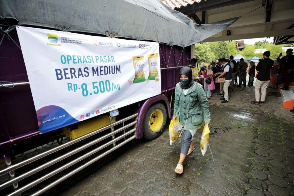 Gelar Operasi Pasar, Warga Bandung Berburu Beras Murah