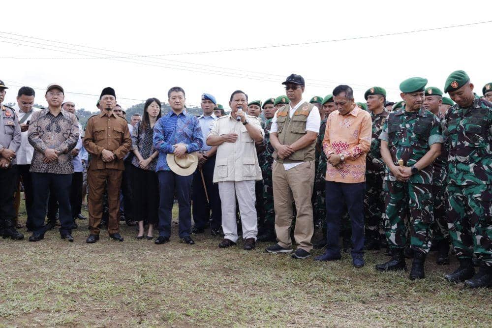 Menhan Prabowo Subianto menyapa masyarakat. (dok. Diskominfotik NTB)