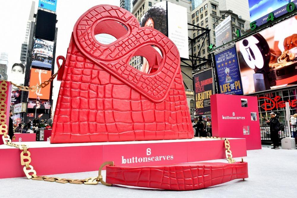 Buttonscarves Siap Mendunia dengan Instalasi Tas Raksasa di New York