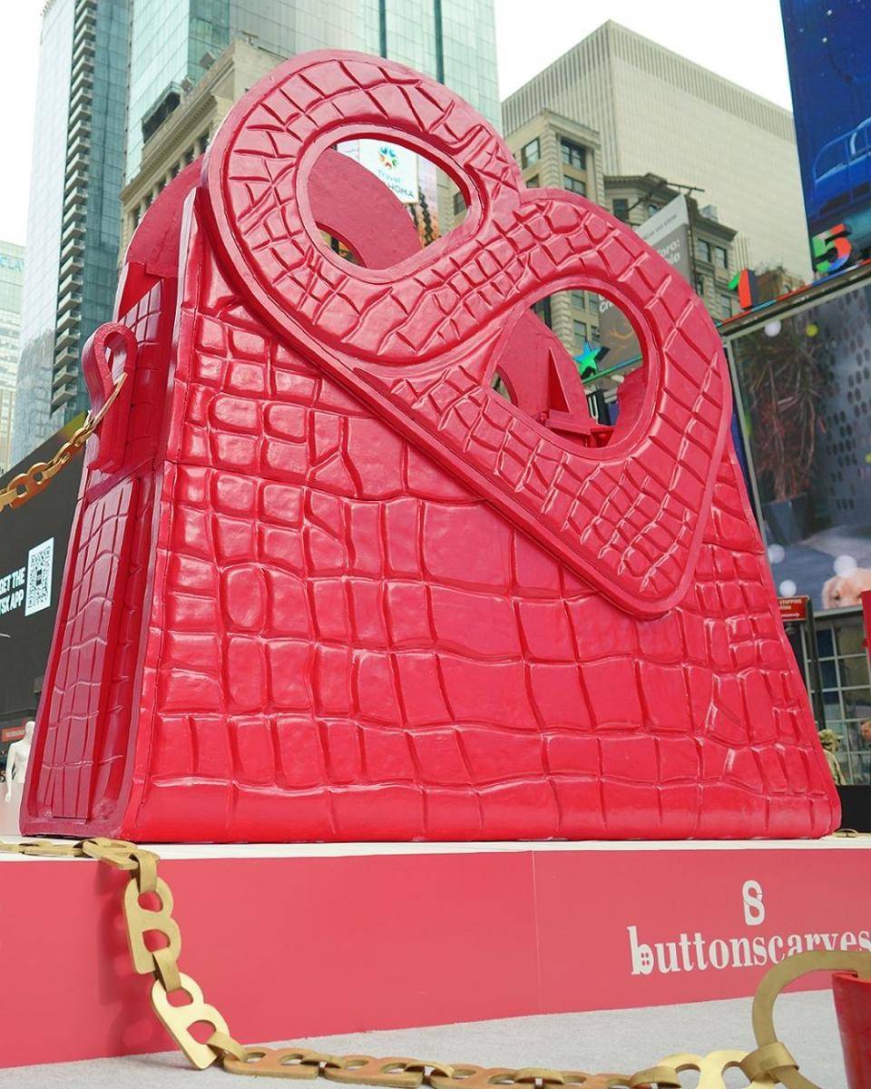 Instalasi tas raksasa 'Hold Me Bag' Buttonscarves di Times Square, New York, pada 12 Februari 2023. (Dok. Buttonscarves)