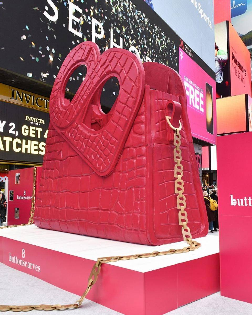 Instalasi tas raksasa 'Hold Me Bag' Buttonscarves di Times Square, New York, pada 12 Februari 2023. (Dok. Buttonscarves)