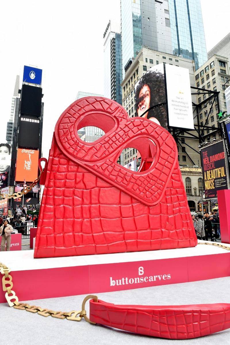 Instalasi tas raksasa 'Hold Me Bag' Buttonscarves di Times Square, New York, pada 12 Februari 2023. (Dok. Buttonscarves)