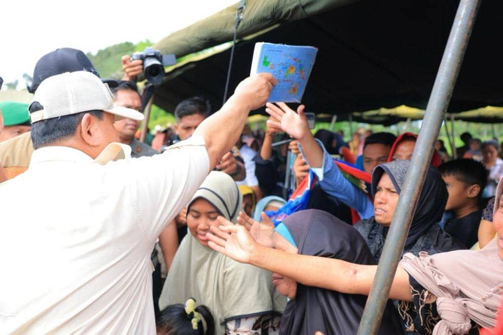 Kunjungi Lombok, Prabowo Bagikan Puzzle Peta Indonesia pada Anak-anak