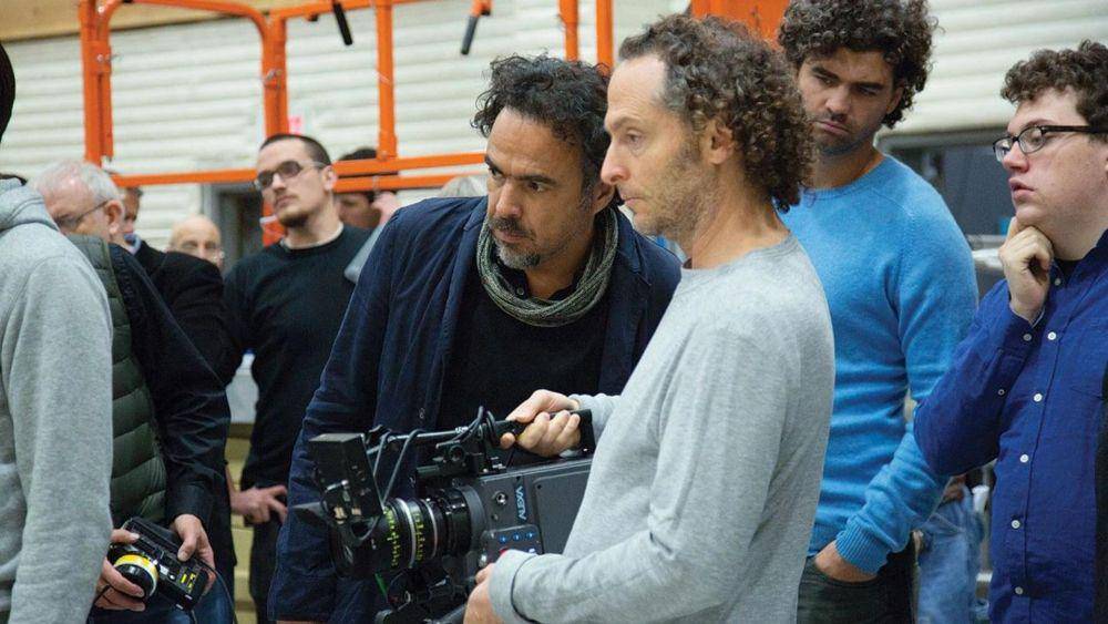 director of photography Emmanuel Lubezki di set film Birdman (hollywoodreporter.com)