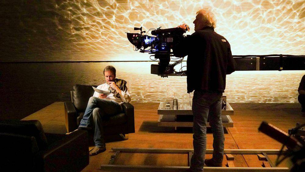 director of photography Richard Deakins di set film Blade Runner 2049 (indiewire.com)