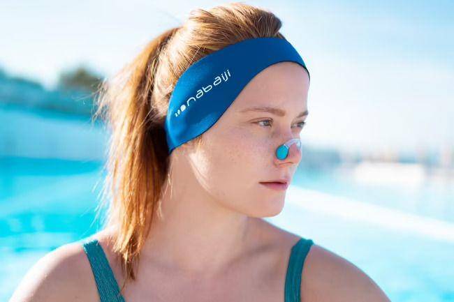 Ilustrasi nose clip sebagai salah satu perlengkapan renang (decathlon.in)