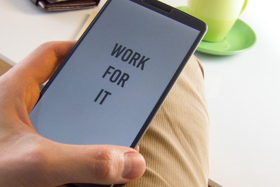7 Tempered Glass Terbaik 2023, Proteksi Kuat Layar Ponsel!