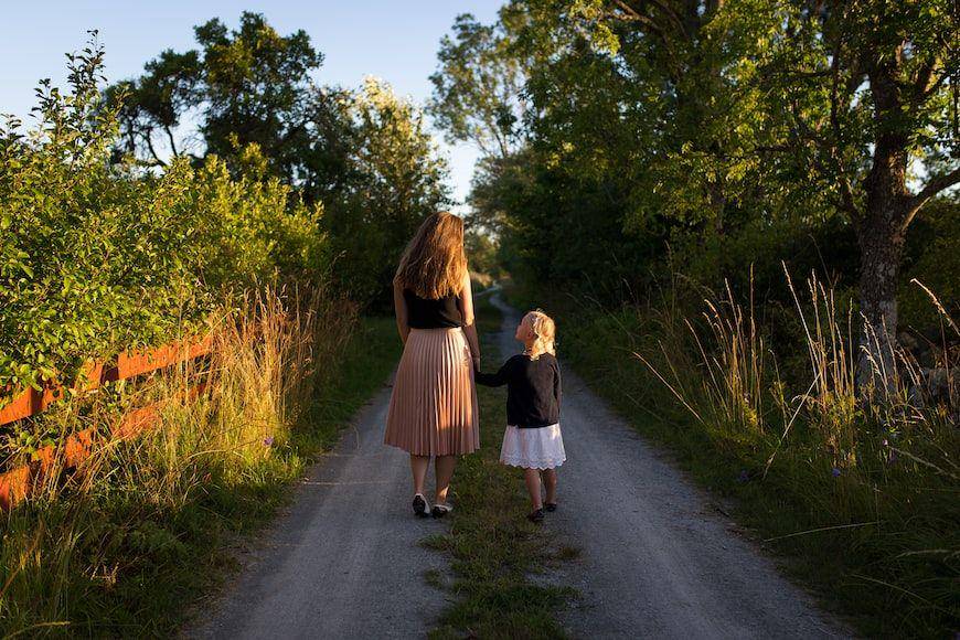 ilustrasi ibu dan anak (unsplash.com/Jon Flobrant)