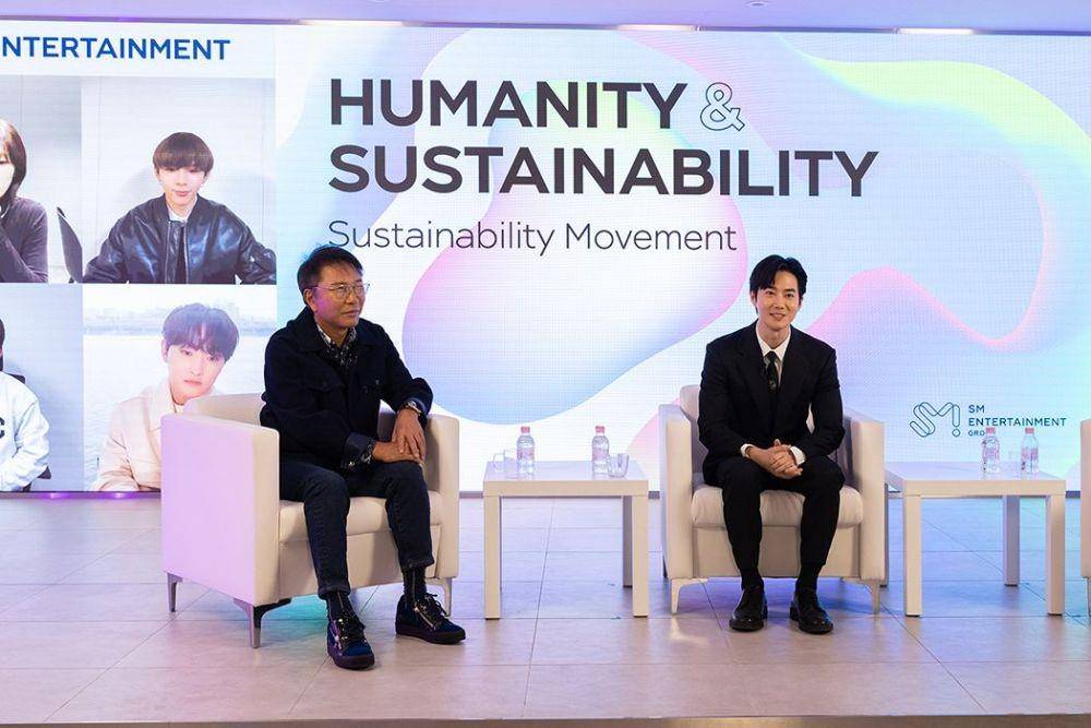 Lee Soo Man dan Suho EXO (dok. SM Entertainment)