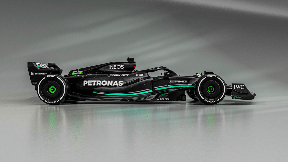 tampak samping mobil Mercedes W14 (formula1.com)