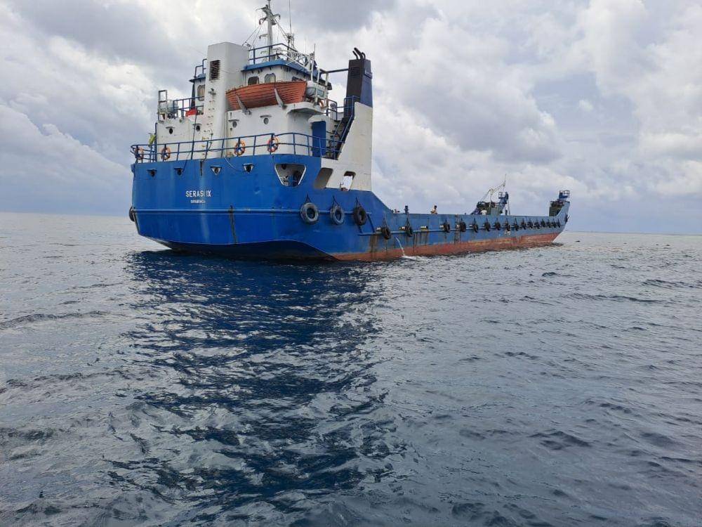 Kapal LCT Serasi IX yang kandas dan merusak terumbu karang di Karimunjawa. dok Polda Jateng