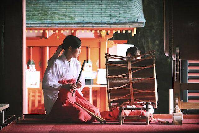 Dua orang perempuan sedang memainkan alat musik di Udo Shrine (unsplash.com/ Tom Vining)