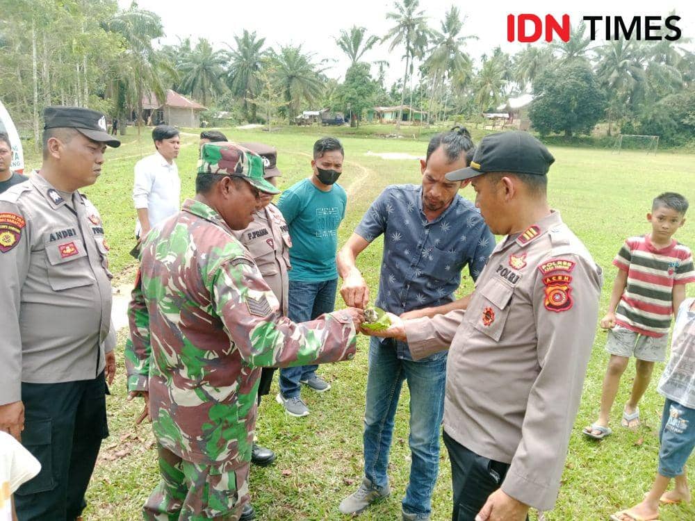 Granat dan amunisia yang ditemukan di lahan pertanian warga di Gampong Ingin Jaya, Kecamatan Rantau, Kabupaten Aceh Tamiang, Aceh. (Dokumentasi Polsek Rantau untuk IDN Times)