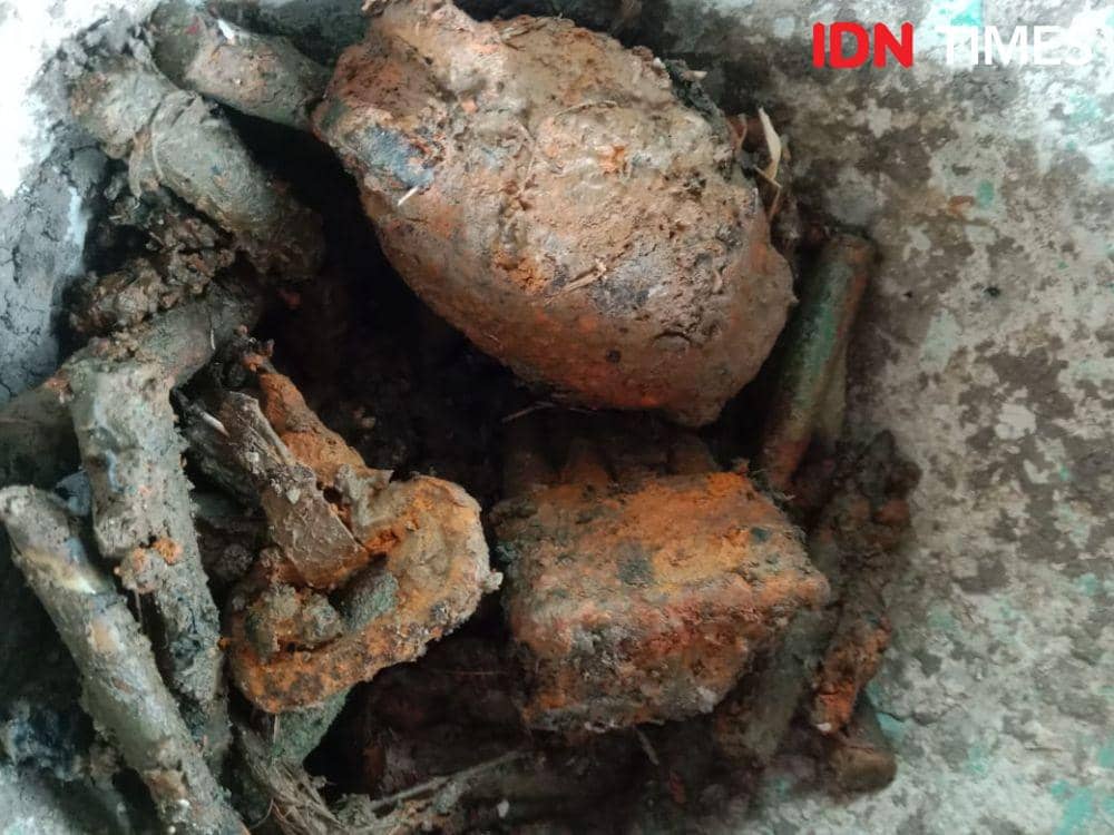 Ilustrasi granat dan amunisia yang ditemukan di lahan pertanian warga di Gampong Ingin Jaya, Kecamatan Rantau, Kabupaten Aceh Tamiang, Aceh. (Dokumentasi Polsek Rantau untuk IDN Times)