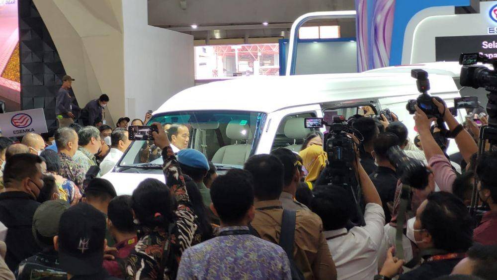Jokowi Kunjungi Esemka di IIMS 2023, Bentuknya Kini Mobil Listrik